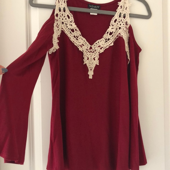 NEW-VENUS Crochet neck line Cold Shoulder top - Picture 3 of 4